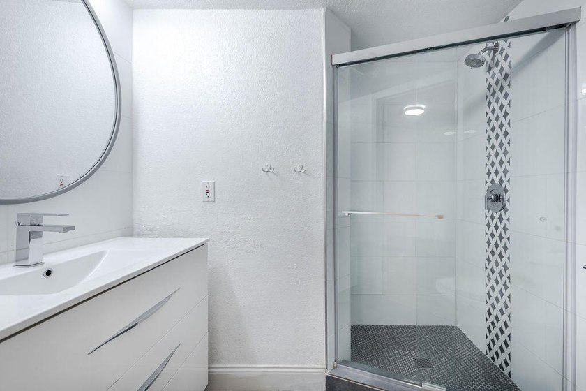 Modern, updated &amp; spacious 3BR/2.5 Bath corner townhome in one - photo 22