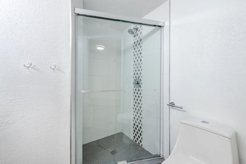 Modern, updated &amp; spacious 3BR/2.5 Bath corner townhome in one - photo 23