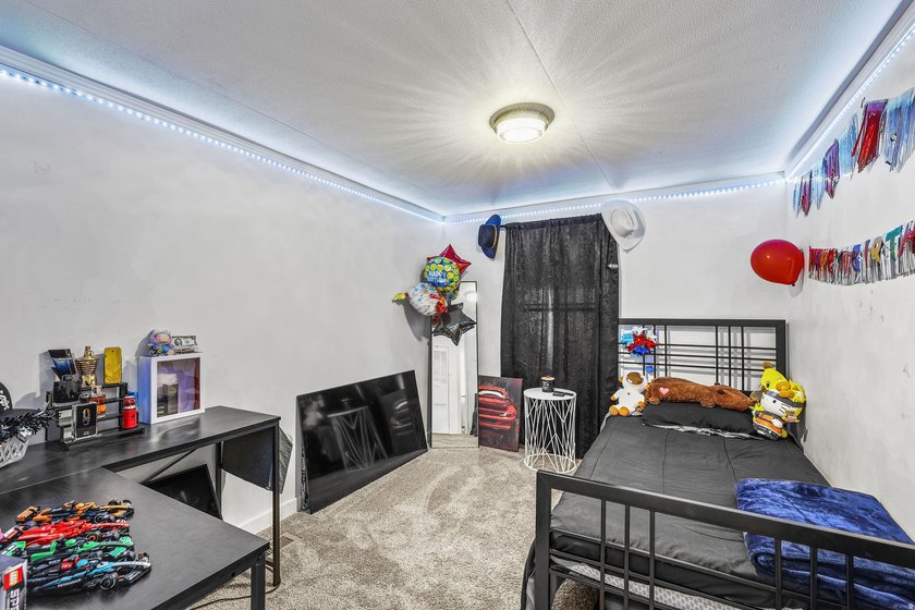 *** GORGEOUS RECENTLY REMODELED 3 BEDROOM / 2 BATH *** Open - photo 24