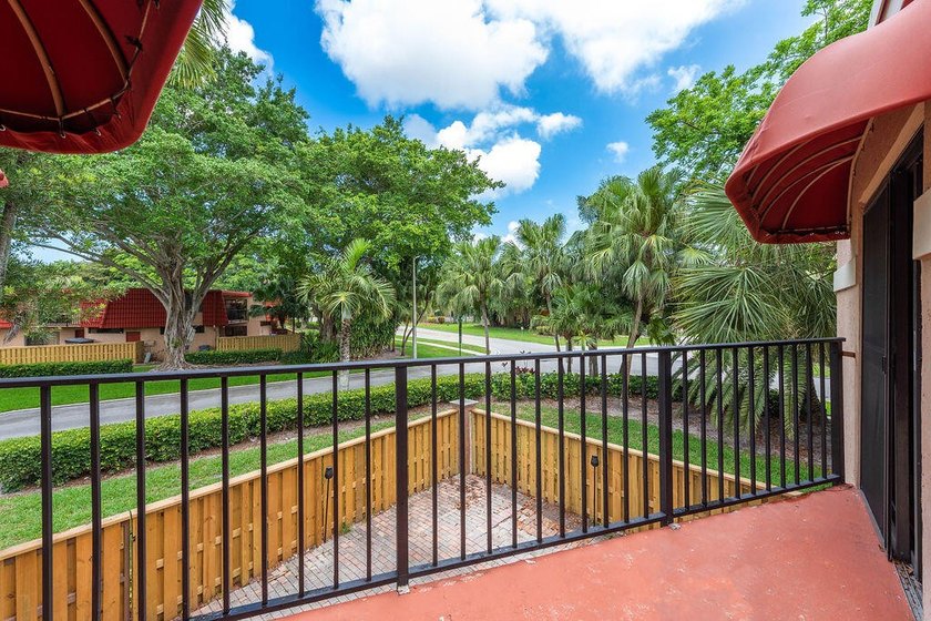 Modern, updated &amp; spacious 3BR/2.5 Bath corner townhome in one - photo 25