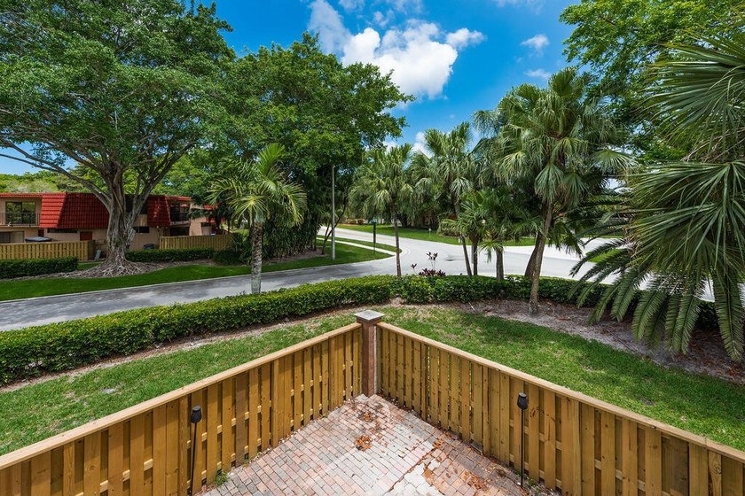 Modern, updated &amp; spacious 3BR/2.5 Bath corner townhome in one - photo 26