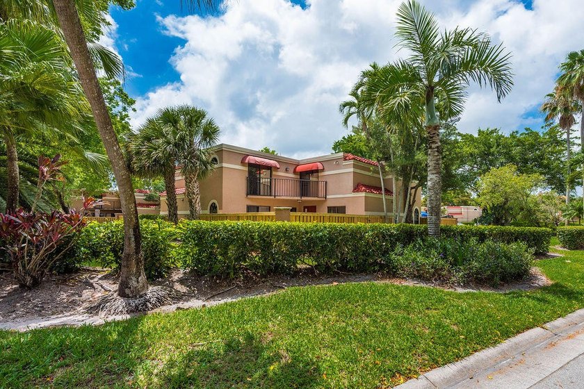 Modern, updated &amp; spacious 3BR/2.5 Bath corner townhome in one - photo 27