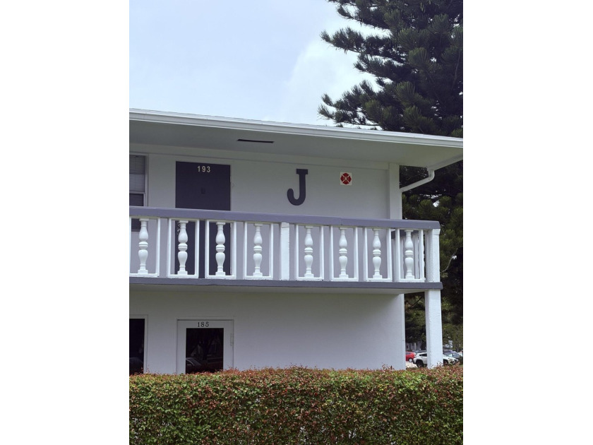 Enjoy relaxed, low-maintenance living in this charming 2nd floor - photo 2