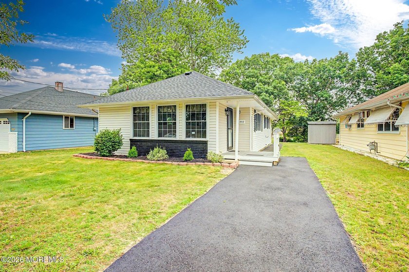 THIS HOME IS STUNNING!! EVERYTHING IS BRAND NEW AND ABSOLUTELY - photo 2