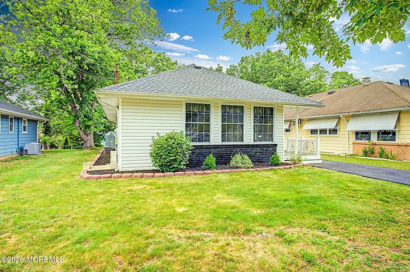 THIS HOME IS STUNNING!! EVERYTHING IS BRAND NEW AND ABSOLUTELY - photo 3