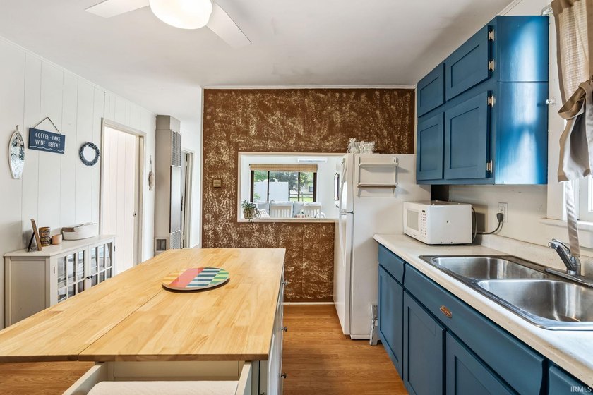 Enjoy waterfront living with this adorable 2-bedroom, 1-bath - photo 4