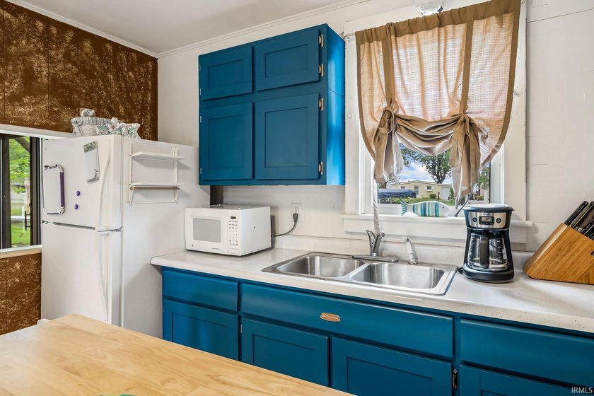 Enjoy waterfront living with this adorable 2-bedroom, 1-bath - photo 5