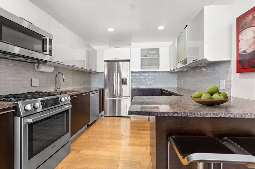 Welcome to this beautifully renovated 3-bedroom, 2-bathroom home - photo 3