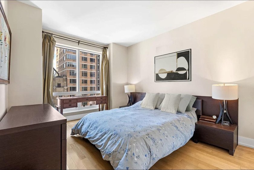 Welcome to this beautifully renovated 3-bedroom, 2-bathroom home - photo 4