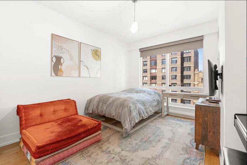 Welcome to this beautifully renovated 3-bedroom, 2-bathroom home - photo 6