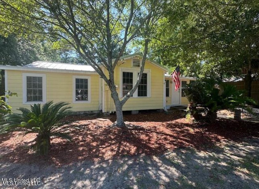 Charming Beach Cottage is full of charm and character. Situated - photo 2