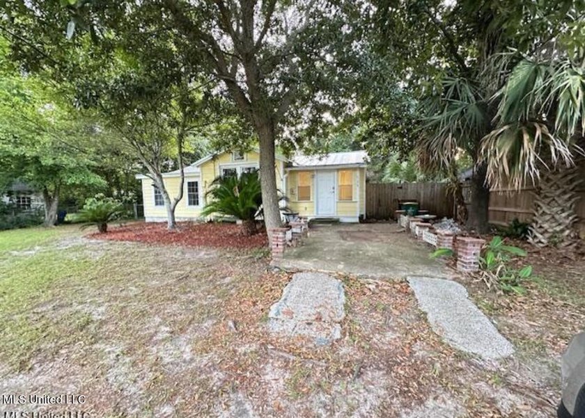 Charming Beach Cottage is full of charm and character. Situated - photo 3
