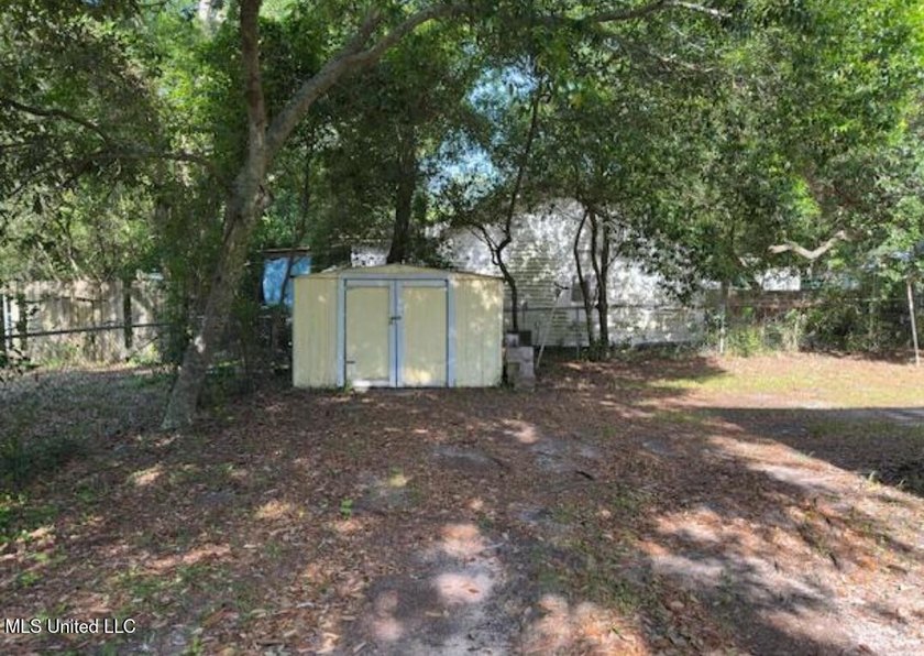 Charming Beach Cottage is full of charm and character. Situated - photo 4