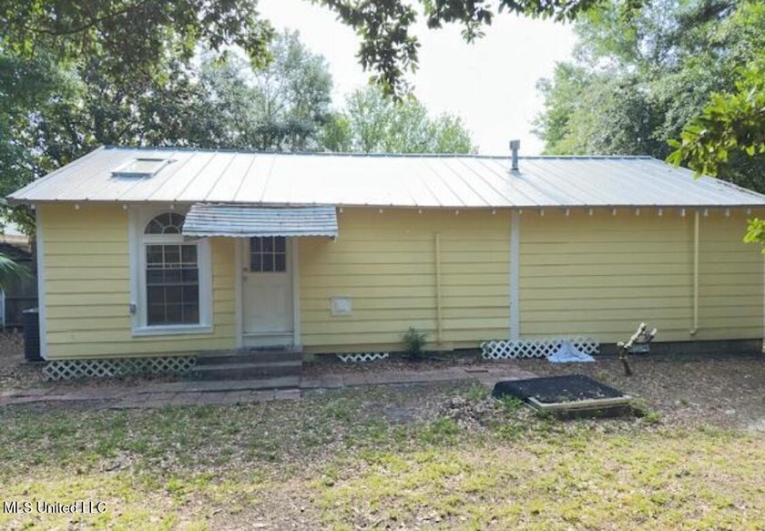 Charming Beach Cottage is full of charm and character. Situated - photo 5