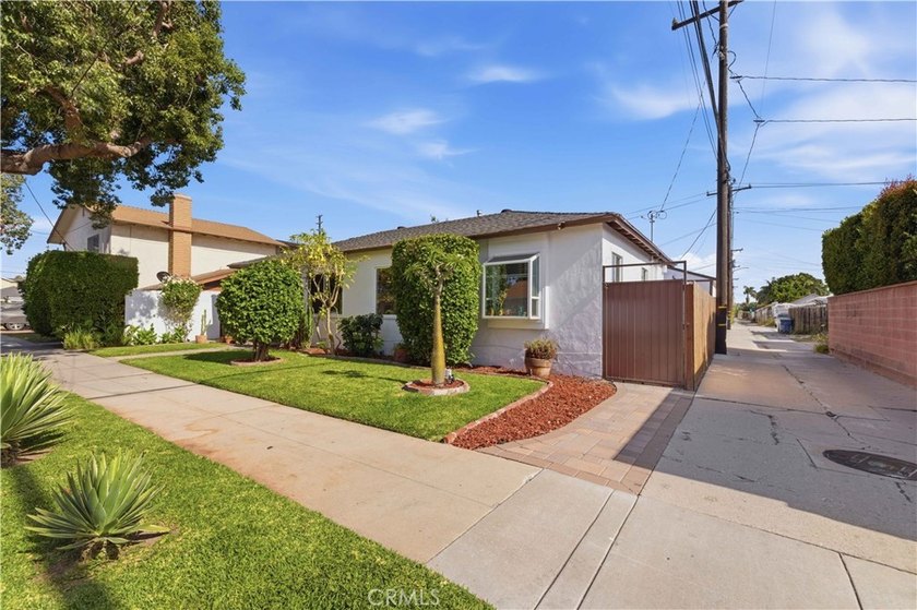 Welcome to 618 W 21st Street, a beautifully upgraded 2-bedroom - photo 5