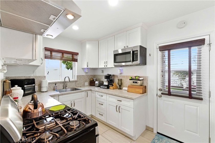 Welcome to 618 W 21st Street, a beautifully upgraded 2-bedroom - photo 7