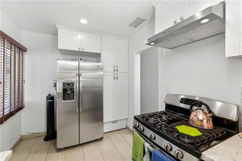 Welcome to 618 W 21st Street, a beautifully upgraded 2-bedroom - photo 10
