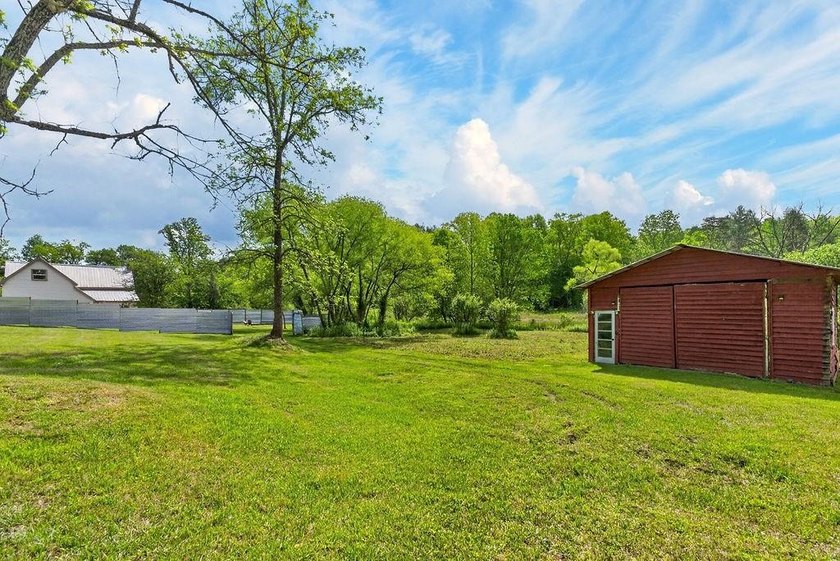 Nestled on nearly an acre, this charming three-bedroom - photo 34
