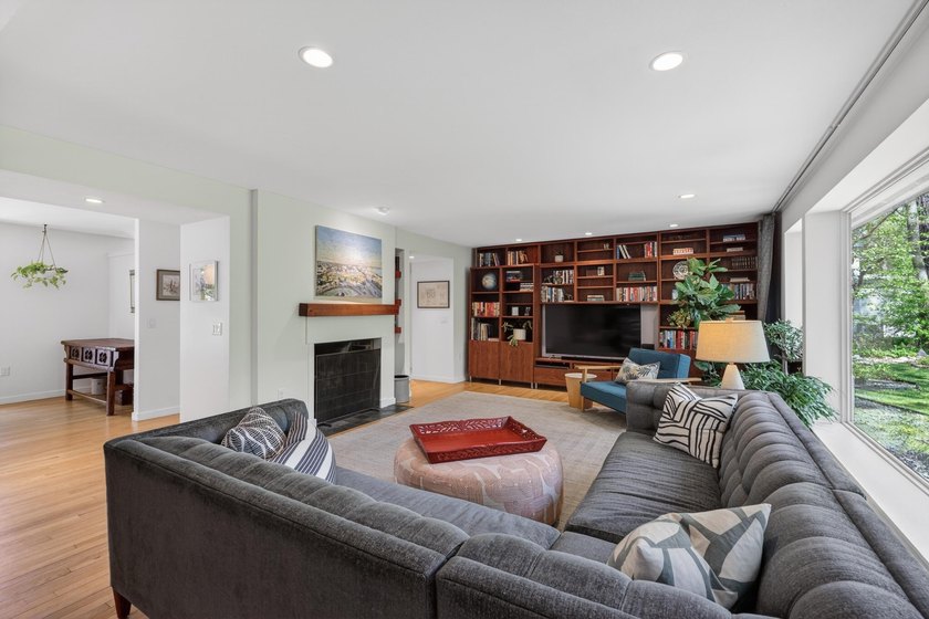 This beautifully updated mid-century modern home offers timeless - photo 20