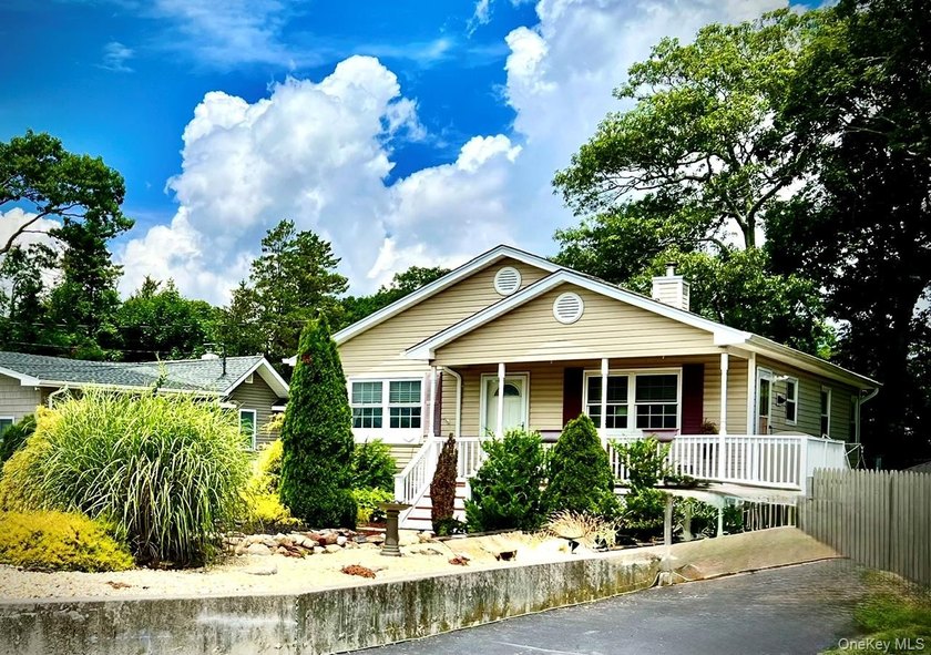 Beautifully maintained 3BR, 1BA home with cathedral ceilings in - photo 2