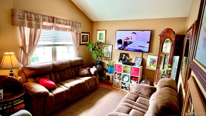Beautifully maintained 3BR, 1BA home with cathedral ceilings in - photo 9