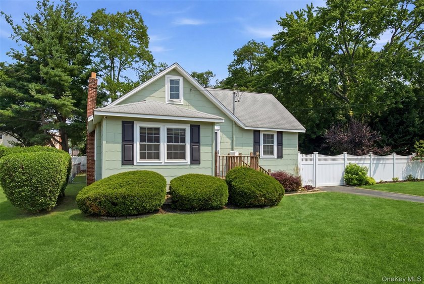 Opportunity awaits in this well-maintained home. The main level - photo 2