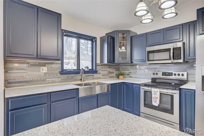 Vaulted ceilings, natural light, and quick lake access. This is - photo 2
