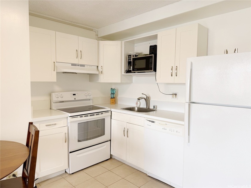 Modern island living awaits in this upgraded 1-bedroom, 1-bath - photo 4