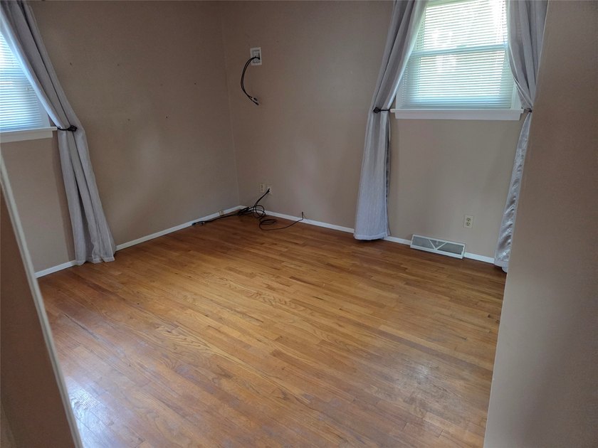 Welcome to this Beautiful split level Home in Southeast Erie - photo 11