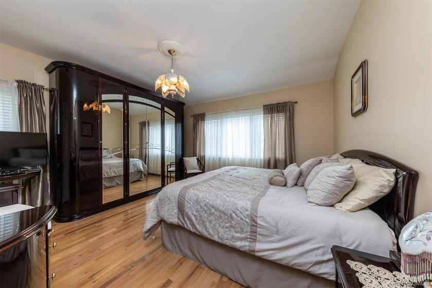 Custom-built Oceanside Colonial with 4 bedrooms, 2.5 baths and - photo 12