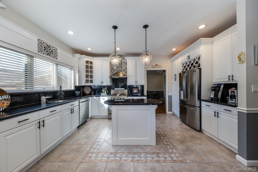 Custom-built Oceanside Colonial with 4 bedrooms, 2.5 baths and - photo 18