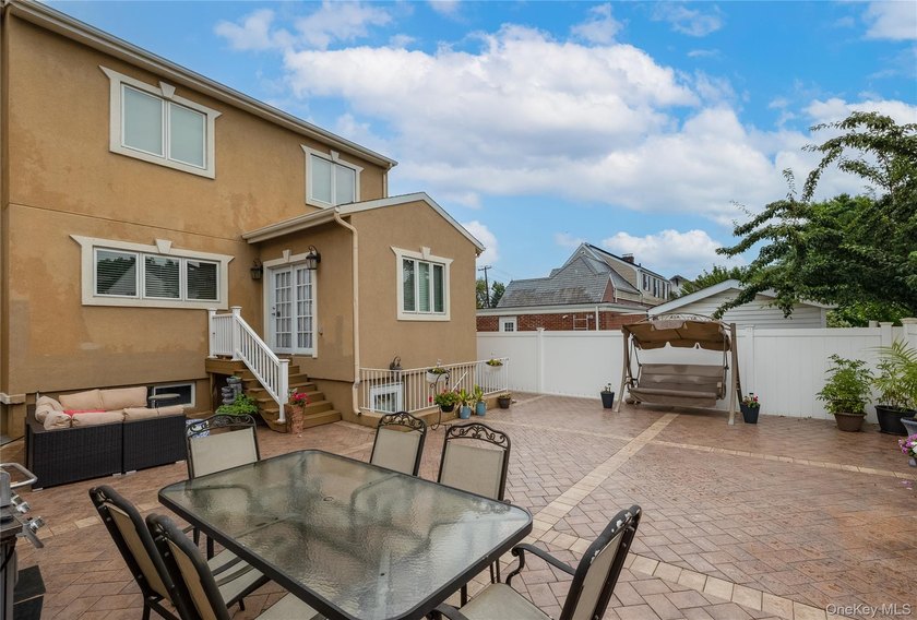 Custom-built Oceanside Colonial with 4 bedrooms, 2.5 baths and - photo 27
