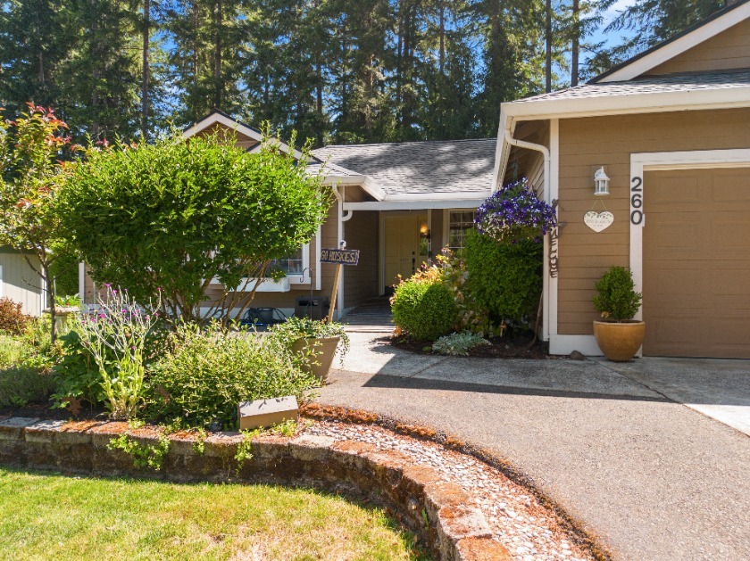 Golf Course Home - Manicured and Updated - photo 4