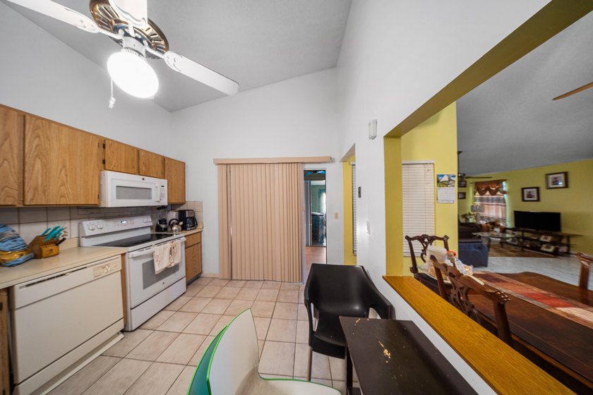 This spacious one-story villa is ideally located in the heart of - photo 11