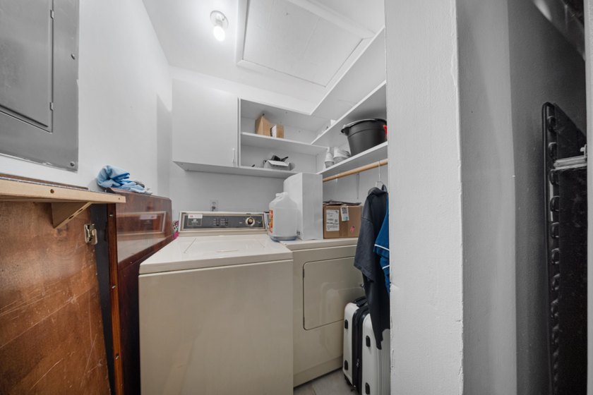 This spacious one-story villa is ideally located in the heart of - photo 12