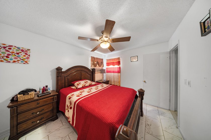 This spacious one-story villa is ideally located in the heart of - photo 16