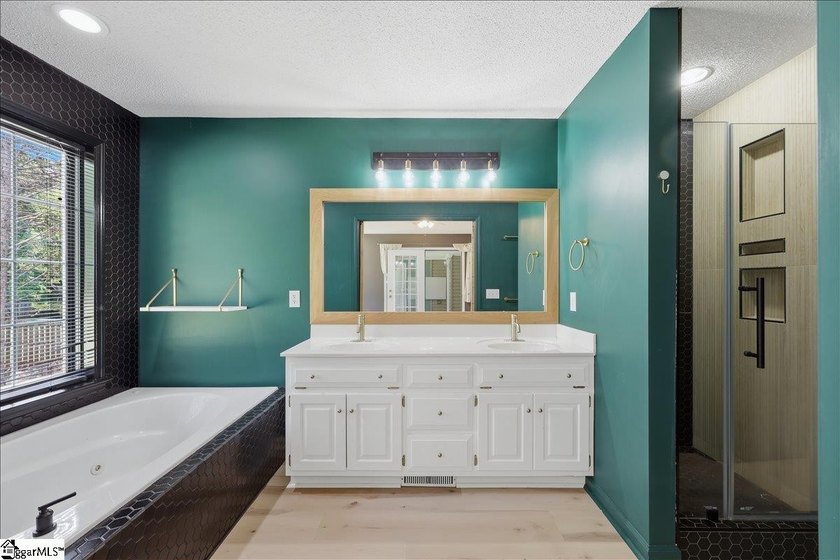 Welcome to 1 Brooke Lee Circle in Taylors, SC .... a beautifully - photo 17