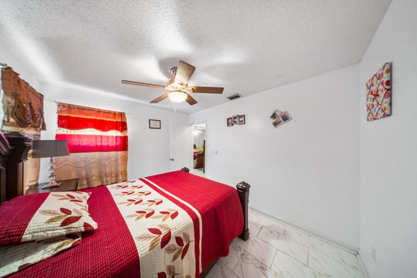 This spacious one-story villa is ideally located in the heart of - photo 17