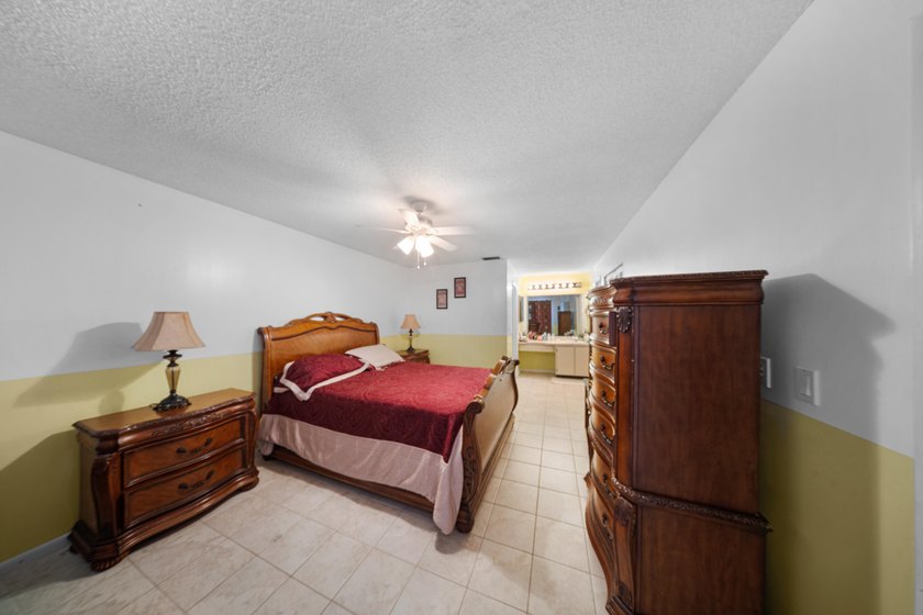 This spacious one-story villa is ideally located in the heart of - photo 18