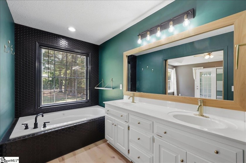 Welcome to 1 Brooke Lee Circle in Taylors, SC .... a beautifully - photo 19