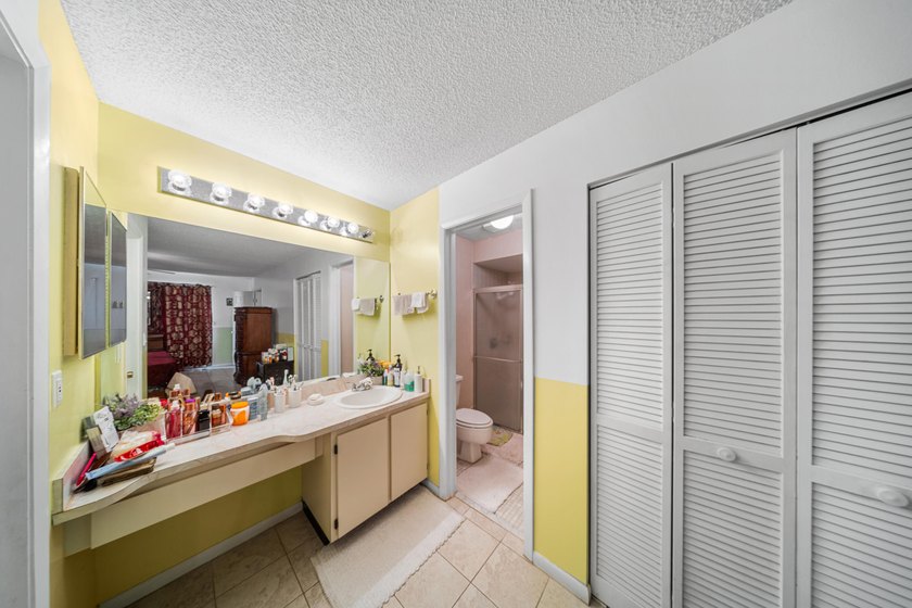 This spacious one-story villa is ideally located in the heart of - photo 21