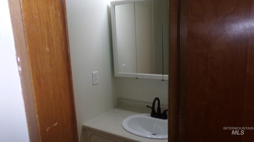Exterior Newly Painted. Welcome to this well-maintained and - photo 27