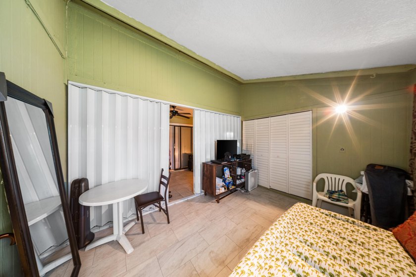 This spacious one-story villa is ideally located in the heart of - photo 27
