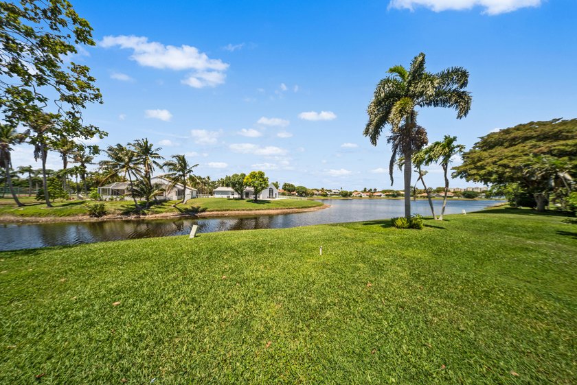 This spacious one-story villa is ideally located in the heart of - photo 30