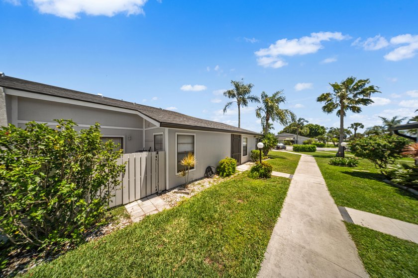 This spacious one-story villa is ideally located in the heart of - photo 31