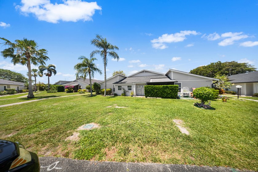 This spacious one-story villa is ideally located in the heart of - photo 34