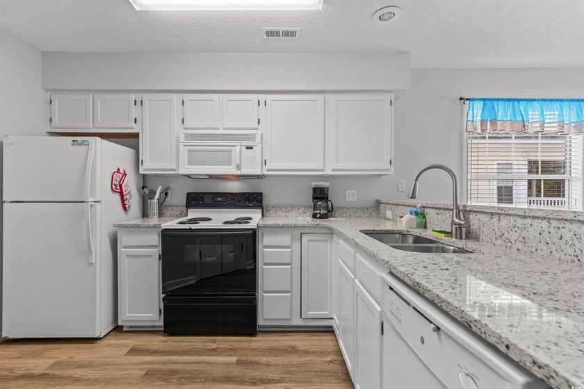 This move-in ready third-floor condo in the River Oaks community - photo 2