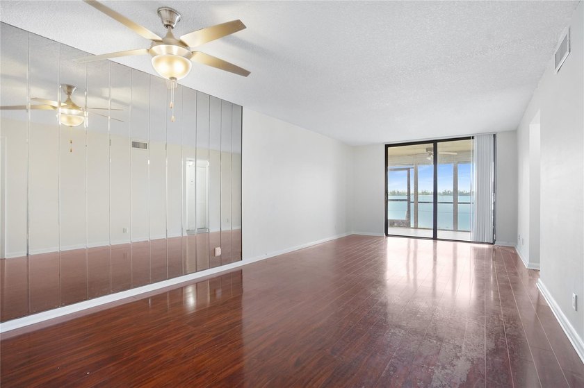 Best location in all of Lake Emerald! Ground floor, corner unit - photo 10