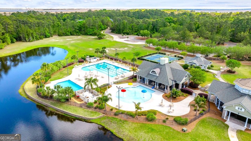 Tucked away in the prestigious coastal community of Cumberland - photo 4
