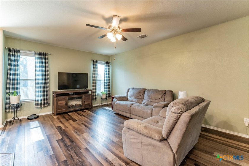 Deal of a Lifetime! This beautiful 4-bedroom home is priced well - photo 8
